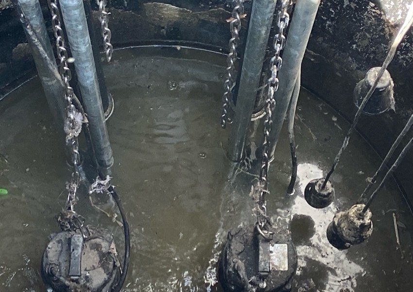 Guide rails, lifting chains and pumps inside a new pump chamber