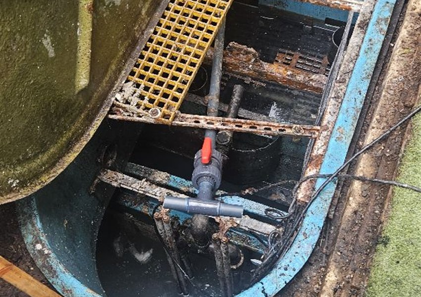 Pump chamber with a grating and pipework seen from above