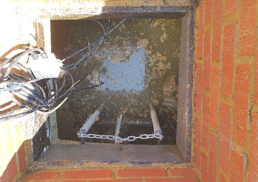 Pump chamber with guide rails and lifting chains seen from above