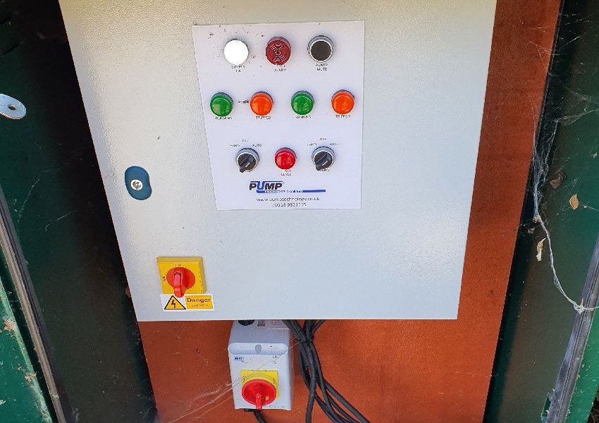 Pump control panel with alarm and status lights